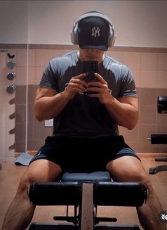 Maximo - masseur in Dubai Photo 1 of 3