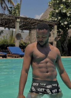 Maxwell - Male companion in Abu Dhabi Photo 1 of 3