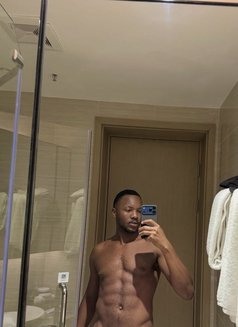 Maxwell - Male companion in Abu Dhabi Photo 2 of 3