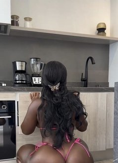 Harriet - escort in Dubai Photo 9 of 12