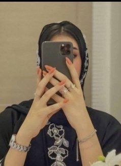 Maya - puta in Muscat Photo 7 of 8