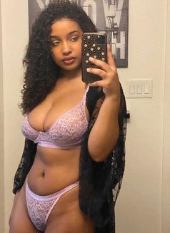 Maya - puta in Kuwait Photo 1 of 2