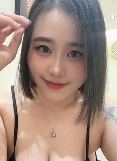 Maya - puta in Al Manama Photo 5 of 10