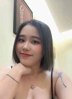 Maya - puta in Al Manama Photo 6 of 10