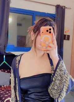 Maya - puta in Dubai Photo 2 of 4