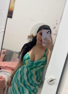 Maya - puta in Abu Dhabi Photo 3 of 5