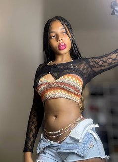 Maya - escort in New Delhi Photo 3 of 4