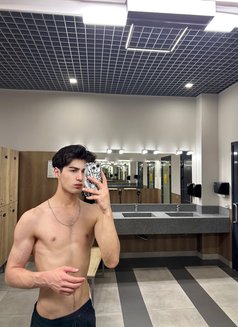 Maykl - Male escort in İstanbul Photo 1 of 7
