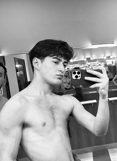 Maykl - Male escort in İstanbul Photo 2 of 7