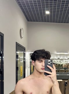 Maykl - Male escort in İstanbul Photo 4 of 7