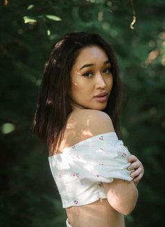 Maylin - escort in Dubai Photo 5 of 11