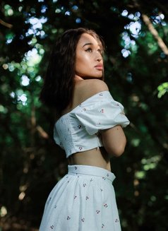 Maylin - escort in Dubai Photo 6 of 11