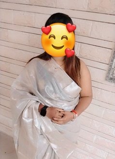 Mayuri - puta in Pune Photo 2 of 6