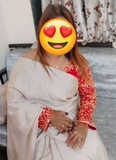 Mayuri - puta in Pune Photo 3 of 6