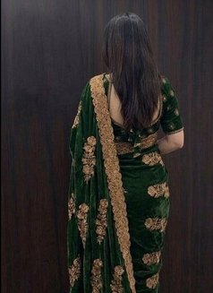 Meenakshi - puta in Bangalore Photo 1 of 4