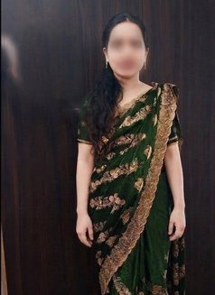 Meenakshi - puta in Bangalore Photo 3 of 4