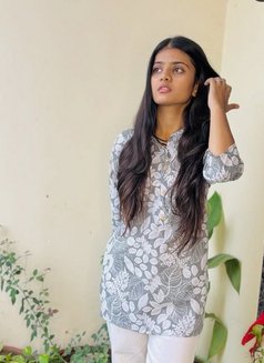 Meenakshi Prajapat - puta in Bangalore Photo 1 of 2