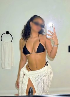 Meera - escort in Seoul Photo 4 of 4