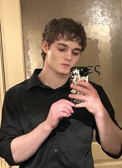 Meet 18 Year Old Keiran Woods - Male escort in Tokyo Photo 5 of 8