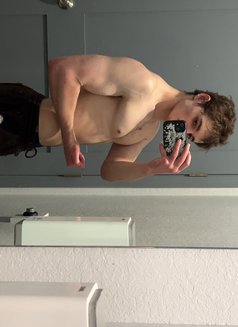 Meet 18 Year Old Keiran Woods - Male escort in Tokyo Photo 6 of 8
