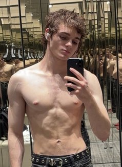 Meet 18 Year Old Keiran Woods - Male escort in Tokyo Photo 1 of 8