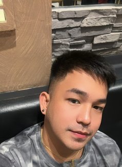 MeetUP/CamShow - Male escort in Manila Photo 13 of 14