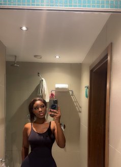 Megan - puta in Dubai Photo 2 of 5