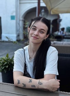 Megan - puta in Dubai Photo 4 of 9