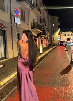 Mel Party - puta in Saint-Tropez Photo 2 of 14