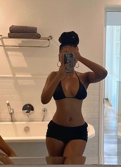 Melanie - escort in Riyadh Photo 2 of 3