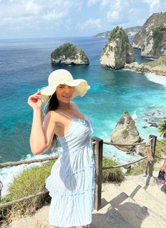 Melany - escort in Singapore Photo 5 of 6