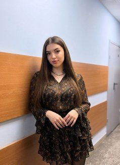 Melina - puta in Dubai Photo 2 of 5