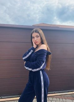Melina - puta in Dubai Photo 3 of 5