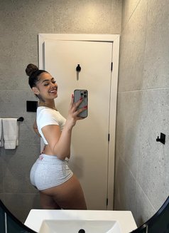 Melissa - puta in Kuwait Photo 3 of 3