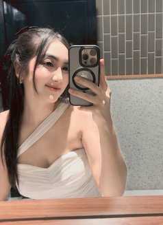 Mella - puta in Surabaya Photo 4 of 6