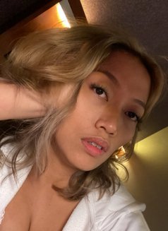 Melly - puta in Hong Kong Photo 2 of 7