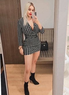 Mely - escort in Abu Dhabi Photo 6 of 12