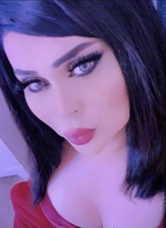 Meme Queen - Transsexual escort in Dubai Photo 2 of 4
