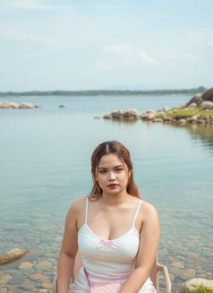 Mena Suvari - escort in Makati City Photo 2 of 7