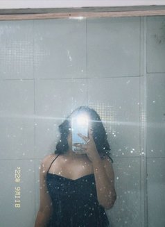 Mena Suvari - companion in Makati City Photo 10 of 13