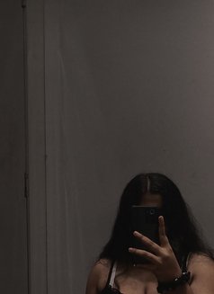 Mena Suvari - companion in Makati City Photo 11 of 13