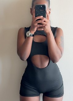 Mia - escort in Singapore Photo 4 of 5