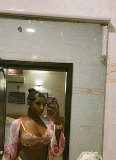 Mia - masseuse in Lagos, Nigeria Photo 2 of 4