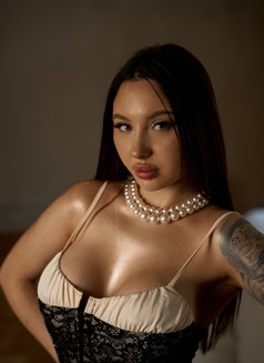 Mia - puta in Dubai Photo 4 of 14