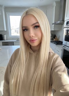 Mia - escort in Hong Kong Photo 2 of 6