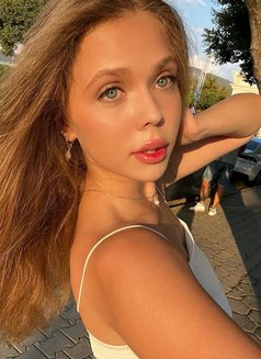 Mia - puta in Riyadh Photo 10 of 25