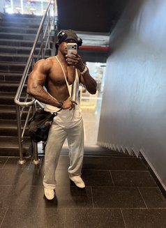 Michael - Male escort in Jeddah Photo 20 of 23