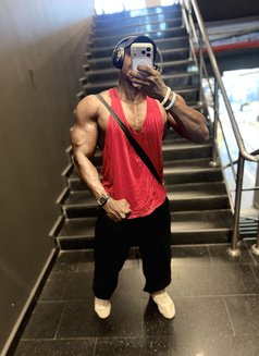 Michael - Male escort in Jeddah Photo 22 of 23