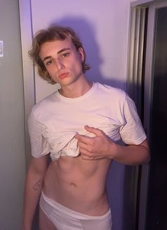 Michael - Male escort in Bangkok Photo 2 of 4