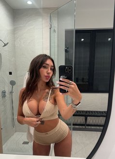 Michelle - escort in Paris Photo 3 of 8